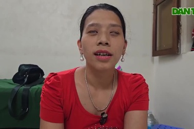 Nhận quà bạn đọc Dân trí giúp đỡ, người phụ nữ khiếm thị nghẹn ngào cảm ơn