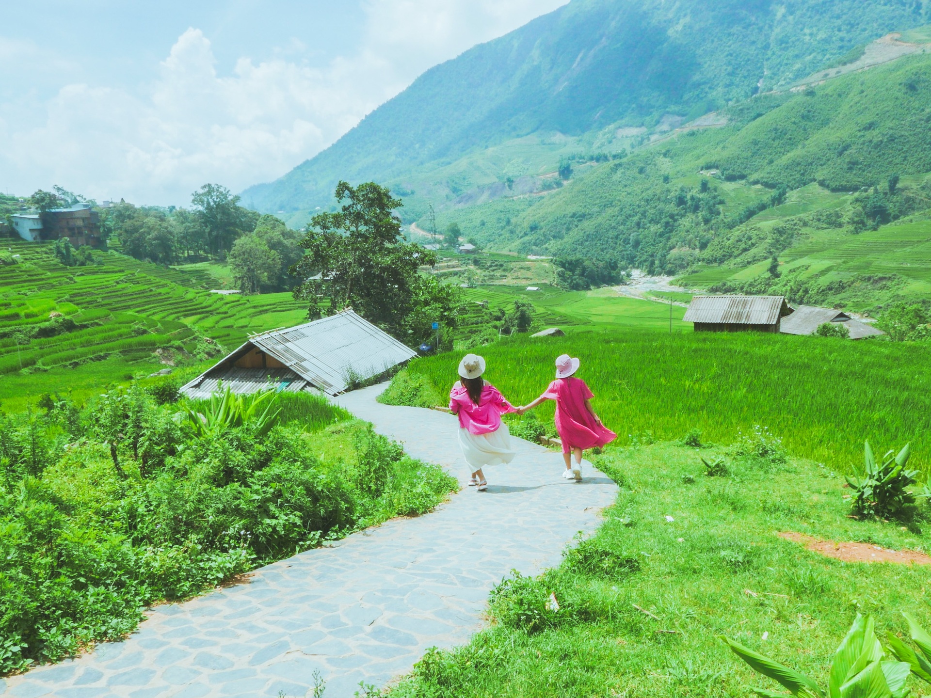 The picturesque golden terraced fields captivate visitors to Sapa - 8