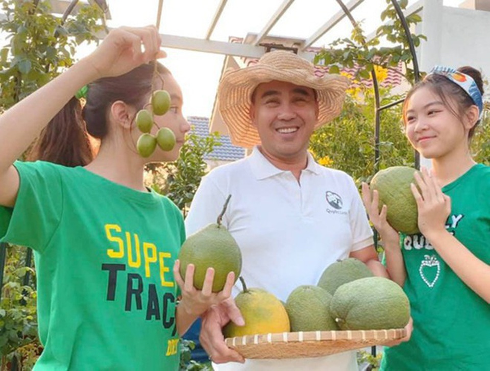 MC Hoàng Linh chia sẻ ảnh gia đình nằm chồng lên nhau gây “bão mạng” - 12 MC Hoàng Linh chia sẻ ảnh gia đình nằm chồng lên nhau gây “bão mạng” - 12