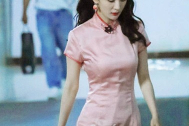 Dương Mịch khoe vóc dáng đỉnh cao dù diện trang phục kín đáo