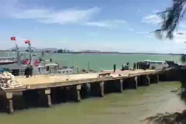 Tàu chở phi công trên chiếc Su-30 gặp nạn trở về bờ an toàn.