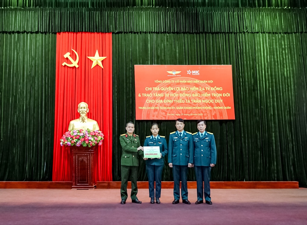 MIC bồi thường và tặng 2 bảo hiểm cho con Thiếu tá Trần Ngọc Duy - 2 MIC bồi thường và tặng 2 bảo hiểm cho con Thiếu tá Trần Ngọc Duy - 2