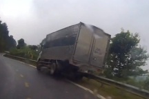 Vượt ẩu trên đường đèo, xe tải suýt cán xe máy rồi lật xuống vực