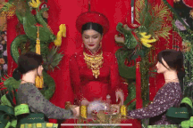 Thí sinh Miss Grand Vietnam mặc áo dài cưới, cụng ly trên sân khấu gây cười