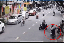 Bất cẩn để trẻ vặn tay ga xe máy, 2 mẹ con suýt mất mạng