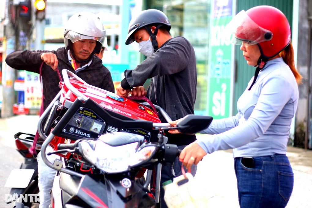 Mất điện sau bão Noru, người dân đôn đáo tìm nguồn điện - 4 Mất điện sau bão Noru, người dân đôn đáo tìm nguồn điện - 4