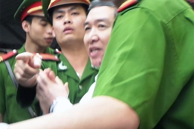 Giữa tiếng kêu khóc, Dương Chí Dũng cố giữ vẻ bình tĩnh