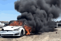 Xe điện Tesla bỗng dưng bốc cháy sau 3 tuần nằm bãi do tai nạn