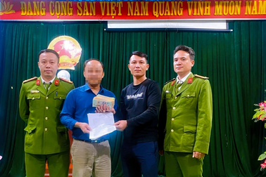 Thấy tài khoản bỗng nhiên có gần 300 triệu đồng, vợ giục chồng báo công an