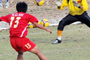 Tiền đạo Quang Hải “va chạm” với thủ môn Hồng Sơn