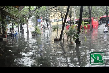 Đường Kinh Dương Vương nâng cao, nhà dân 2 bên ngập lênh láng