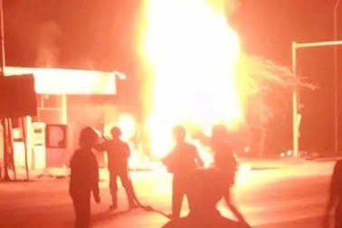 Xe bồn bốc cháy ngùn ngụt trong cây xăng