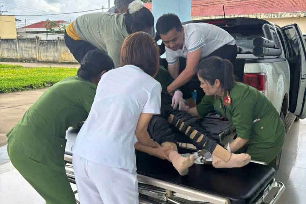 Ba nữ công an và cán bộ xã kịp thời cứu người gặp nạn trên đường - 2 Ba nữ công an và cán bộ xã kịp thời cứu người gặp nạn trên đường - 2