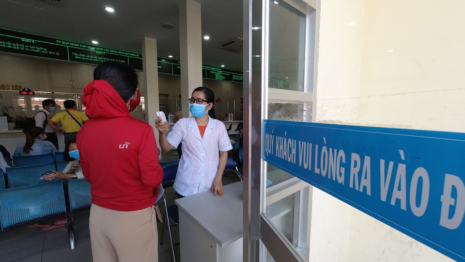 UBND quận đo thân nhiệt, phát khẩu trang cho từng người dân - 1 UBND quận đo thân nhiệt, phát khẩu trang cho từng người dân - 1