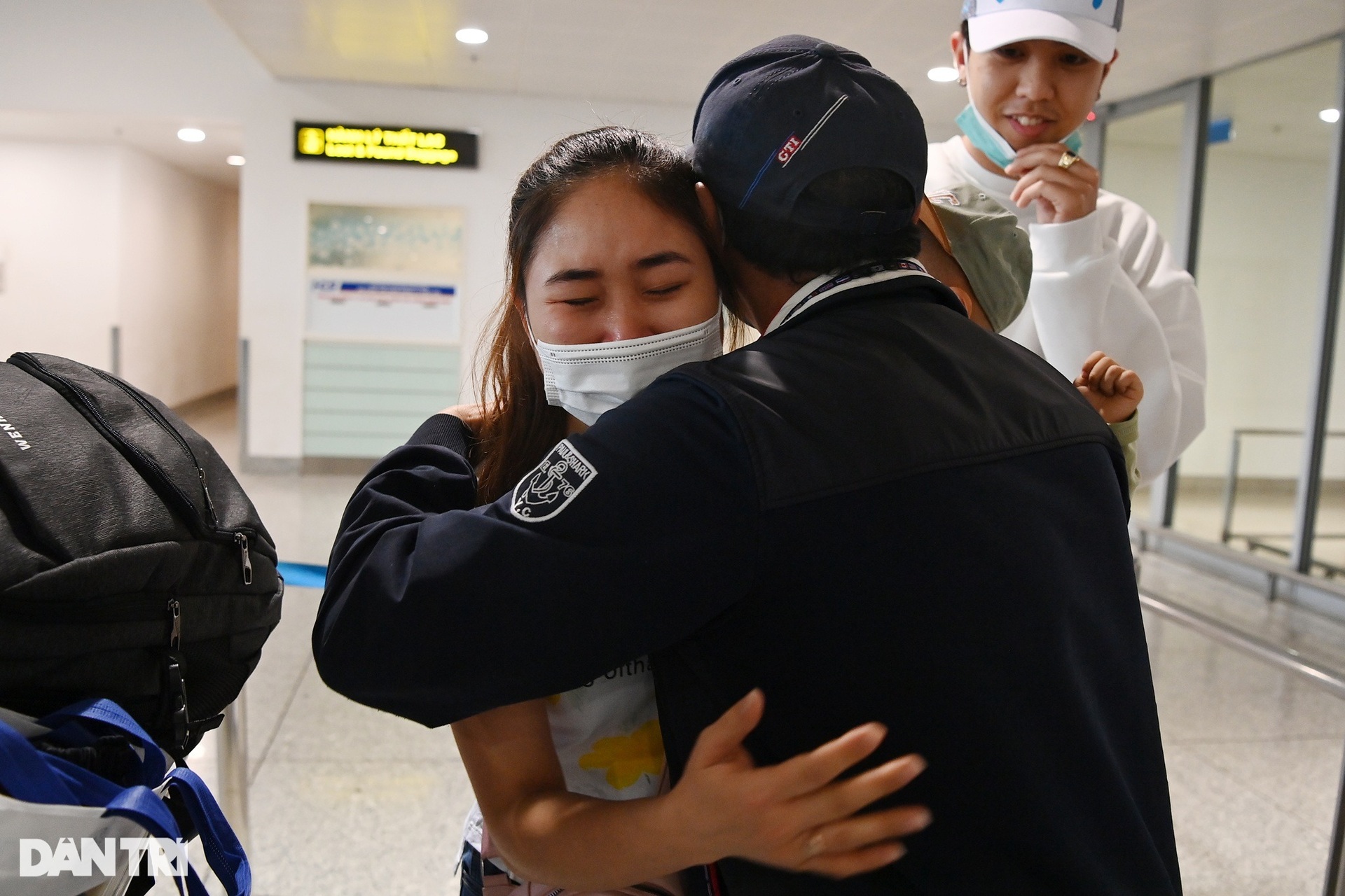 Gương mặt trẻ thơ, cái ôm tràn nước mắt trong chuyến bay giải cứu đầu tiên - 17 Gương mặt trẻ thơ, cái ôm tràn nước mắt trong chuyến bay giải cứu đầu tiên - 17