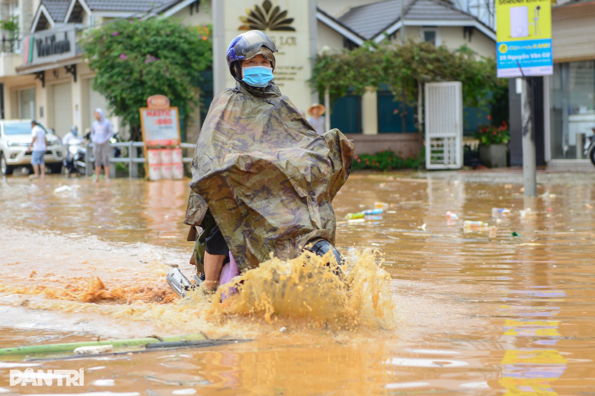 Đường phố trung tâm Đà Lạt thành sông do mưa lớn kéo dài - 4