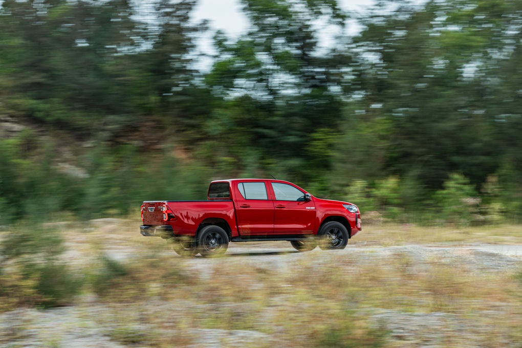 Toyota Hilux: Ngựa chiến không ngại trèo đèo lội suối - 2 Toyota Hilux: Ngựa chiến không ngại trèo đèo lội suối - 2