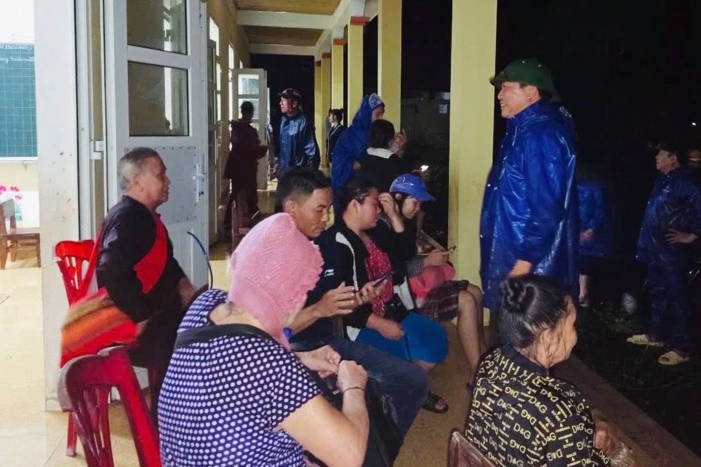 Hàng nghìn căn nhà ngập sâu, chính quyền trắng đêm giúp dân chạy lũ - 1 Hàng nghìn căn nhà ngập sâu, chính quyền trắng đêm giúp dân chạy lũ - 1