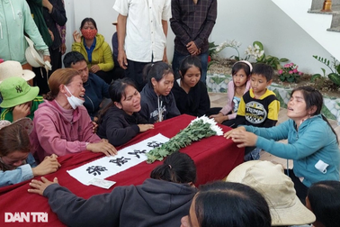 Cha mẹ gục ngã nhận thi thể con gái tử vong trong vụ giẫm đạp ở Hàn Quốc