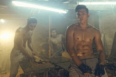 Ngọc Tình “đốt mắt” với hình thể 6 múi sau khi đăng quang Nam vương