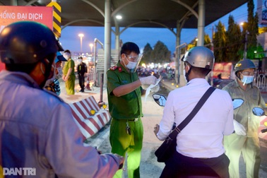 Phạt 200 người ra ngoài không lý do chính đáng, bán hàng không thiết yếu