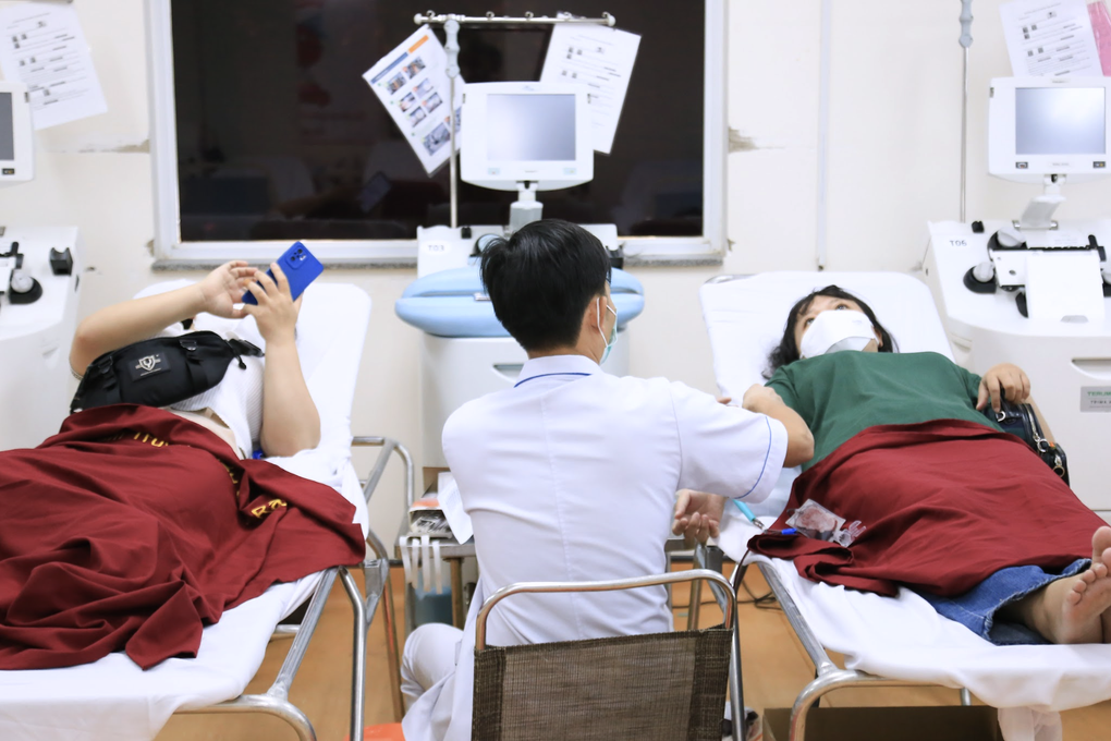 Lần đầu tiên khu vực miền Tây thiếu máu: Bệnh viện ở TPHCM chuyển máu khẩn - 3 Lần đầu tiên khu vực miền Tây thiếu máu: Bệnh viện ở TPHCM chuyển máu khẩn - 3