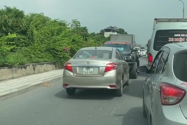 Tài xế lĩnh bài học thích đáng vì lái xe kiểu "khôn lỏi"