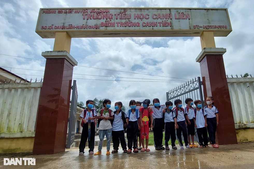 Thầy cô gieo chữ ở ngôi làng biệt lập: 30 năm chưa được nhận hoa ngày 20-11 - 15 Thầy cô gieo chữ ở ngôi làng biệt lập: 30 năm chưa được nhận hoa ngày 20-11 - 15