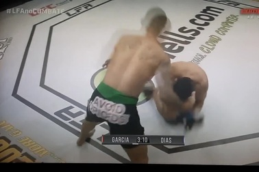 Võ sĩ hạ đo ván đối thủ bằng màn lên gối tuyệt đẹp