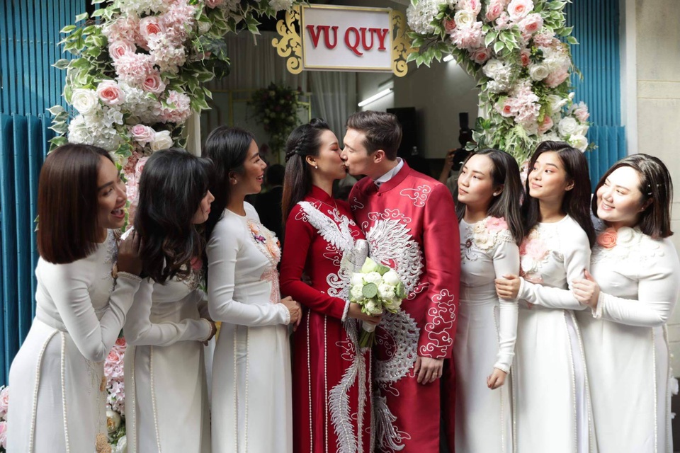Mẹ chồng Tây tiết lộ bí mật cảm động về ông xã của Hoàng Oanh - 23 Mẹ chồng Tây tiết lộ bí mật cảm động về ông xã của Hoàng Oanh - 23