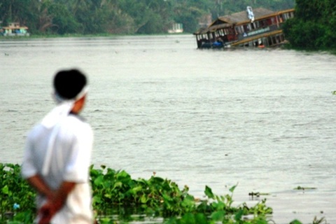 Kiệt sức vẫn tìm con