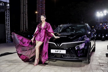 Màn ra mắt ấn tượng của VF 7 trong không gian đậm chất thời trang và công nghệ