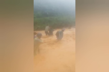 Cán bộ xã vượt lũ dữ đưa dân bản đến nơi an toàn