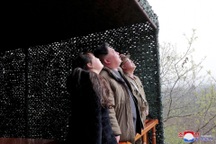 Con gái ông Kim Jong-un cùng cha thị sát vụ phóng tên lửa mới