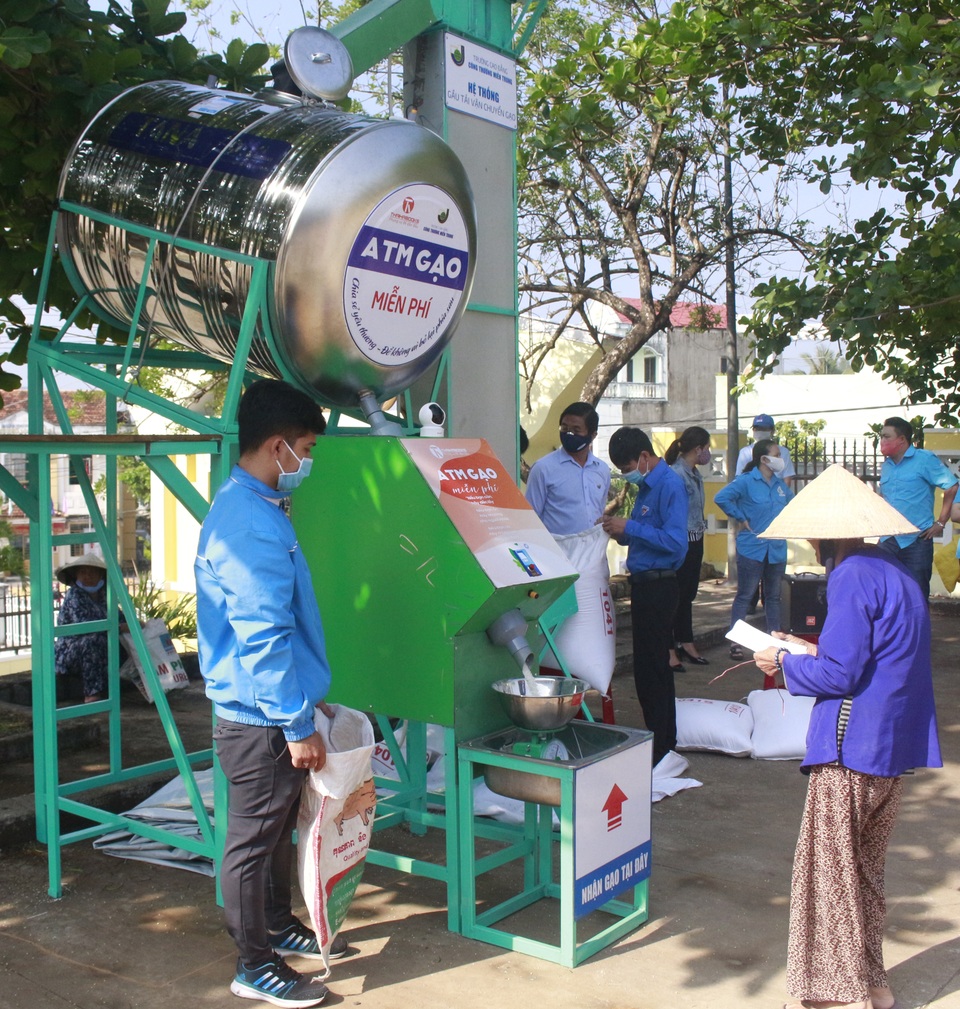 Người nghèo xếp hàng ngay ngắn nhận gạo từ “ATM gạo di động” - 2 Người nghèo xếp hàng ngay ngắn nhận gạo từ “ATM gạo di động” - 2