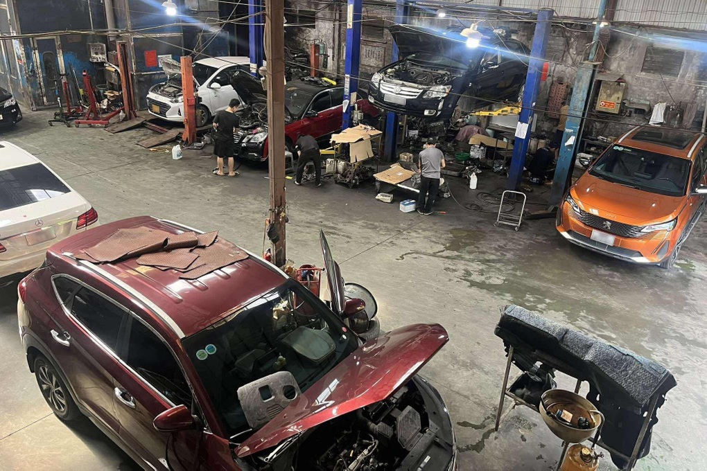 Gara ô tô quá tải sau mưa lớn ở Hà Nội, thợ sửa xe tăng ca vẫn không xuể - 1