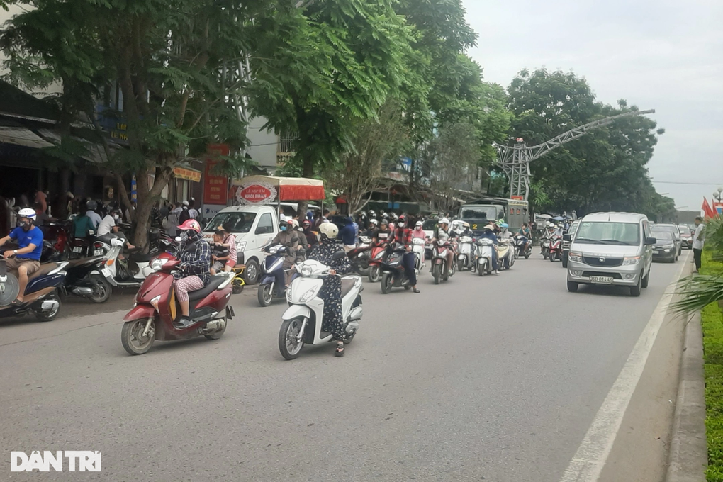 Cảnh sát khám xét nhà đại ca giang hồ khét tiếng Thanh Hóa - 3 Cảnh sát khám xét nhà đại ca giang hồ khét tiếng Thanh Hóa - 3