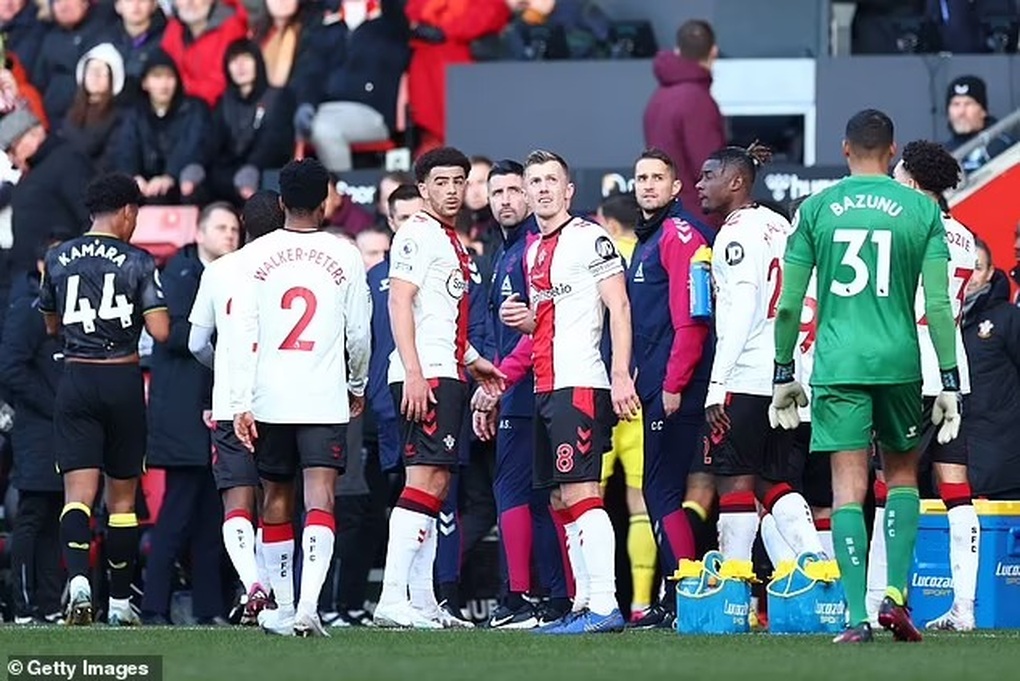 Sự cố hi hữu khiến trận đấu ở Premier League bị gián đoạn hơn 10 phút - 3 Sự cố hi hữu khiến trận đấu ở Premier League bị gián đoạn hơn 10 phút - 3