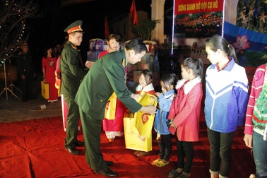 Bộ đội mang Tết đến sớm với đồng bào biên giới