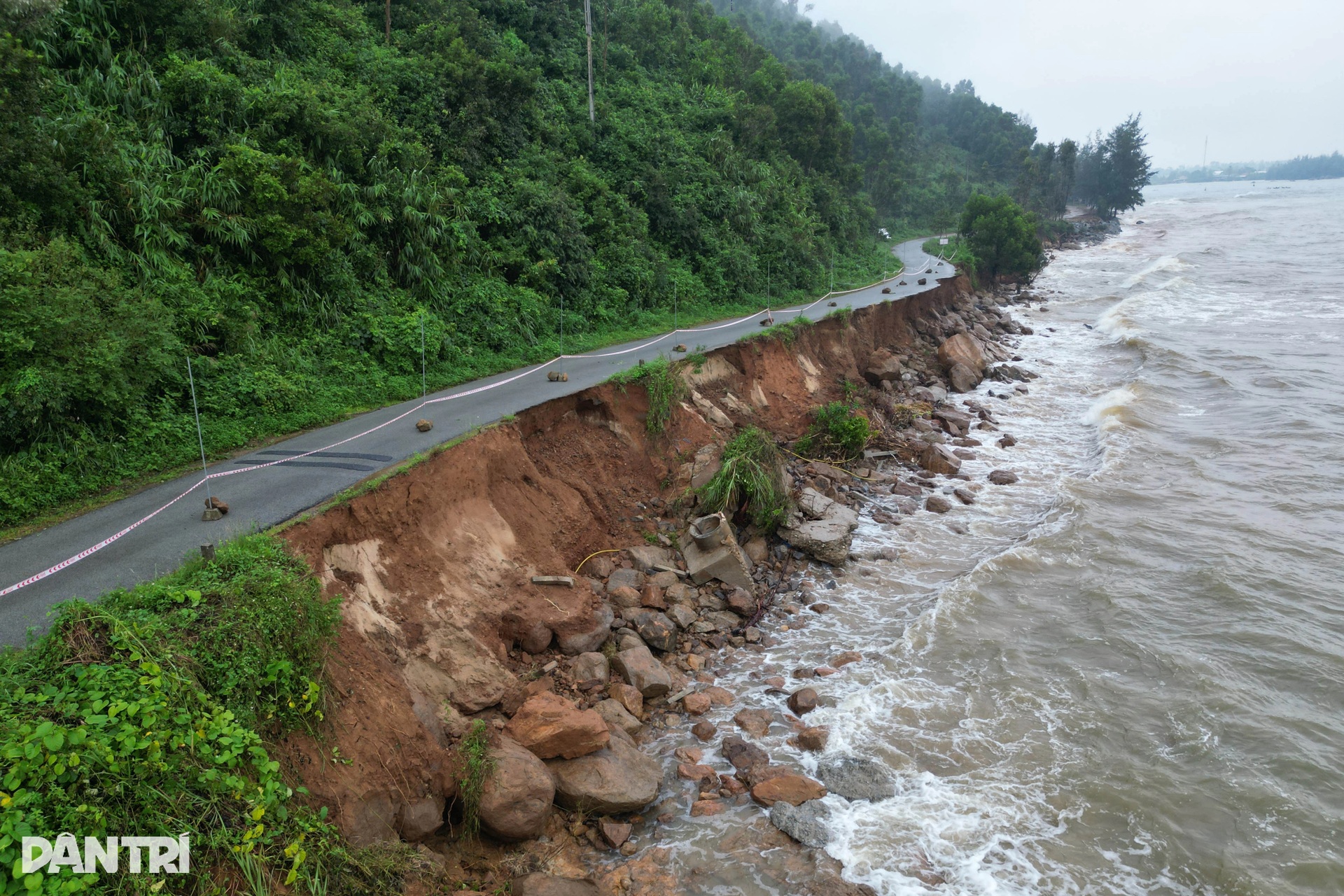Rừng phòng hộ biến mất, sóng biển đe dọa khu dân cư - 12