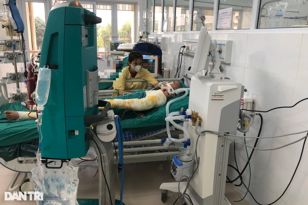 Vợ nghèo khóc trước phòng hồi sức, xin bạn đọc cứu chồng nguy kịch vì bỏng - 5 Vợ nghèo khóc trước phòng hồi sức, xin bạn đọc cứu chồng nguy kịch vì bỏng - 5