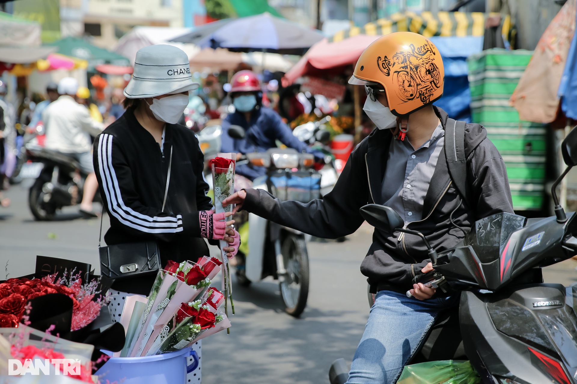 Chợ hoa lớn nhất TPHCM nhộn nhịp trong ngày 8/3 - 4 Chợ hoa lớn nhất TPHCM nhộn nhịp trong ngày 8/3 - 4