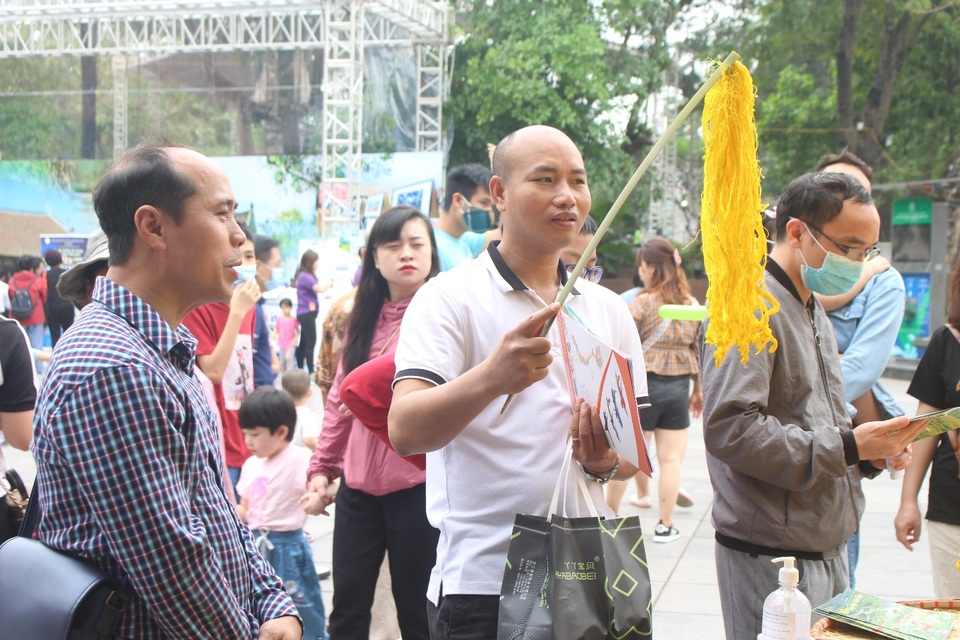 Nghệ nhân kéo thanh tre thành bông hoa ở phố đi bộ Hà Nội - 7 Nghệ nhân kéo thanh tre thành bông hoa ở phố đi bộ Hà Nội - 7