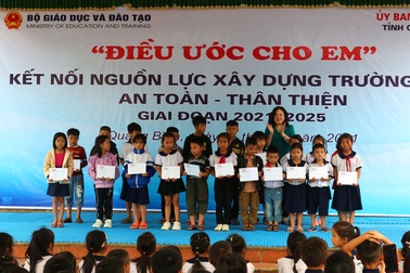 Tặng 100 suất học bổng, hàng trăm suất quà ý nghĩa đến học sinh vùng cao