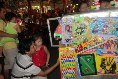 Kinh doanh vỉa hè hốt bạc ngày Trung thu