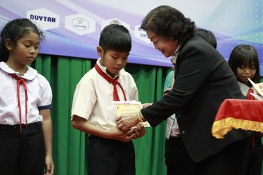 155 học sinh, sinh viên các dân tộc tại Đắk Lắk nhận học bổng Vừ A Dính