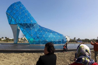 Những tòa nhà có hình thù kỳ dị trên thế giới