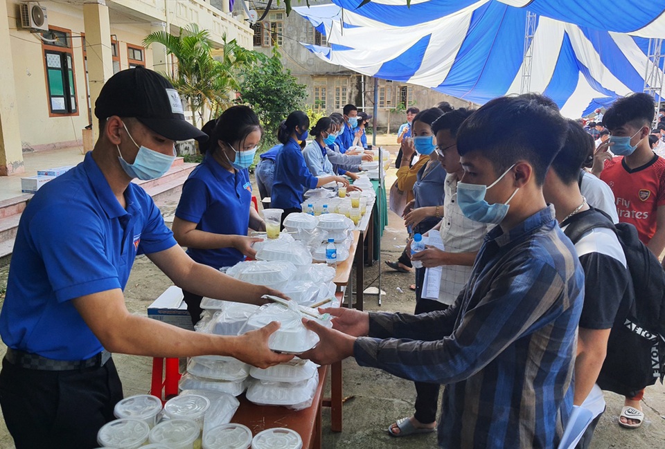 Thanh niên tình nguyện chăm lo thí sinh rẻo cao “no bụng thi tốt - 5 Thanh niên tình nguyện chăm lo thí sinh rẻo cao “no bụng thi tốt - 5
