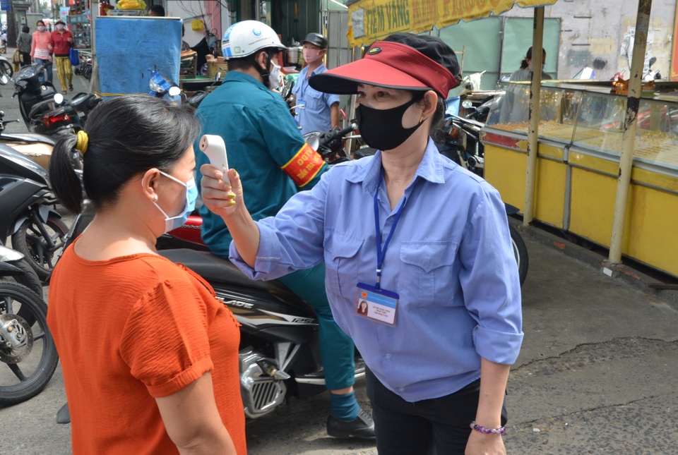 Người dân đồng loạt đeo khẩu trang trong ngày đầu xử phạt - 3