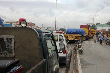 Nổ lốp, xe container cày nát dải phân cách